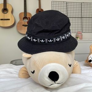ADIDAS BUCKET HAT